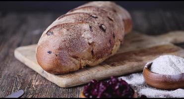 ein Laib ungewöhnliches Brot aus getrockneten Preiselbeeren foto