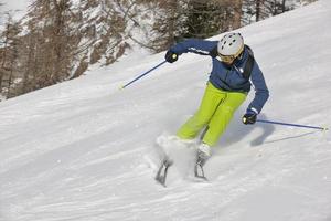 Skifahren auf Neuschnee in der Wintersaison am schönen sonnigen Tag foto