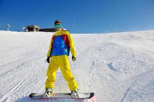 Skifahren auf Neuschnee in der Wintersaison am schönen sonnigen Tag foto