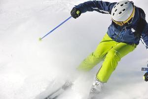 Skifahren auf Neuschnee in der Wintersaison am schönen sonnigen Tag foto