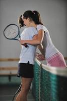 junge Mädchen, die Indoor-Tennisspiel spielen foto