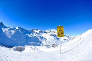 Schild im Hochgebirge unter Schnee im Winter foto