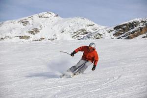 Skifahren jetzt in der Wintersaison foto