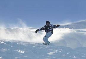 Freestyle-Snowboarder springen und fahren foto