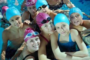 glückliche kinder im schwimmbad foto