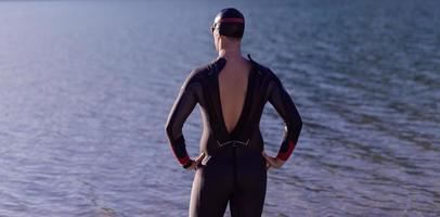 authentischer Triathlon-Athlet bereitet sich auf das Schwimmtraining auf dem See vor foto