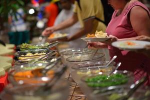 Blick auf das Essen vom Buffet foto