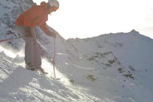 Skifahren in der Wintersaison foto