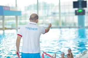 Kindergruppe im Schwimmbad foto