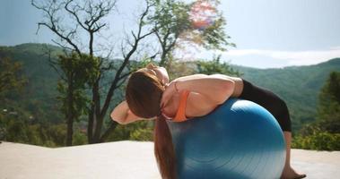 Frau macht Yoga im Terase der Villa foto