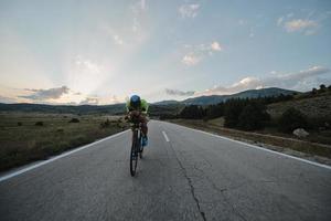 triathlon-sportler, der fahrrad fährt foto