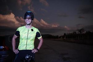 triathlonsportlerporträt beim ruhen auf dem fahrradtraining foto