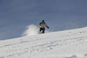 Skifahrer freie Fahrt foto