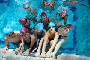 glückliche kindergruppe am schwimmbad foto