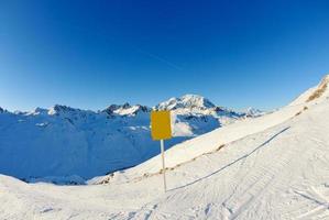 hohe berge unter schnee im winter foto