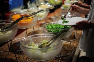 Blick auf das Essen vom Buffet foto