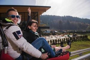 Paar fährt gerne auf Alpenachterbahn foto