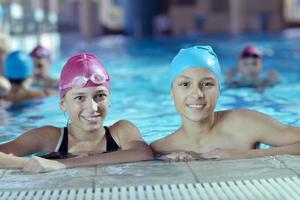 glückliche kindergruppe am schwimmbad foto