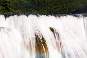Blick auf einen Wasserfall foto