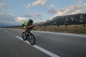 triathlon-sportler, der fahrrad fährt foto