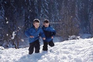 Kinder spielen mit frischem Schnee foto