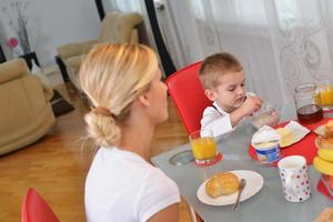 familie frühstückt gesund zu hause foto