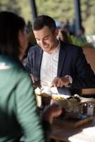 Nahaufnahme einer jungen Frau und eines Mannes beim Essen. foto