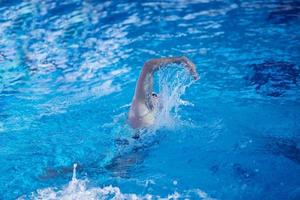 Schwimmerübung auf Hallenbad foto