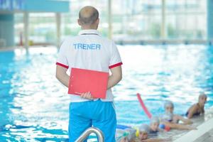 Kindergruppe im Schwimmbad foto