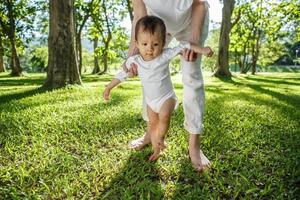 Beine von Mutter und Baby. erste Schritte. foto