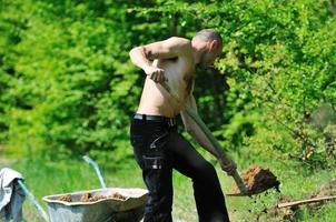 Mann Gartenarbeit foto