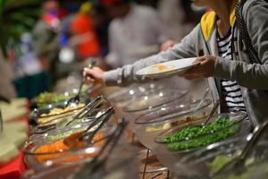 Blick auf das Essen vom Buffet foto