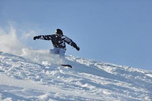 Freestyle-Snowboarder springen und fahren foto