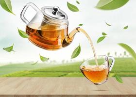 Krug gießt heißen Tee in Glasbecher mit fliegenden grünen Teeblättern in der Luft in Teeplantagen, gesunde Produkte durch organische natürliche Zutaten Konzept, leerer Raum in Studioaufnahme foto