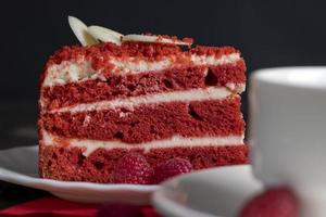 roter Kuchen mit Sahne und Himbeergeschmack foto