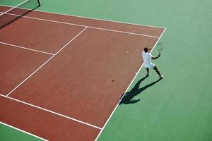 junge frau spielt tennis foto