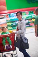 Mutter mit Baby beim Einkaufen foto