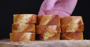 nimm ein in Stücke geschnittenes Weizenbaguette foto