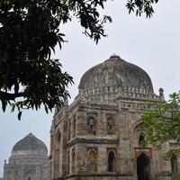 Mughal-Architektur in den Lodhi-Gärten, Delhi, Indien, wunderschöne Architektur im Inneren der dreikuppeligen Moschee im Lodhi-Garten soll die Freitagsmoschee für das Freitagsgebet sein, Lodhi-Gartengrab foto