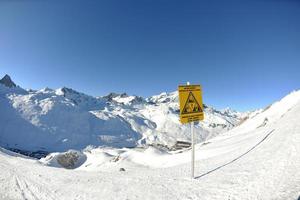 hohe berge unter schnee im winter foto