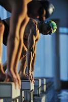 junger Schwimmer beim Schwimmstart foto