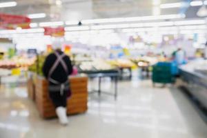 Supermarkt mit abstraktem, unscharfem Hintergrund foto