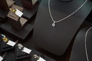 Schmuck-Diamant-Shop mit Ringen und Halsketten Luxus-Einzelhandelsgeschäft Schaufenster foto