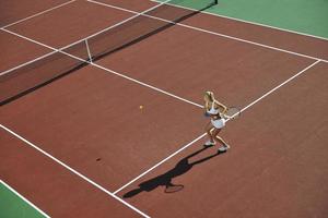 junge frau spielt tennis foto