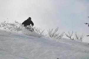 Skifahrer am Berg foto