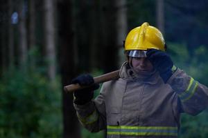 Feuerwehrmann im Hochformat foto