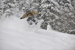 Skifahrer am Berg foto