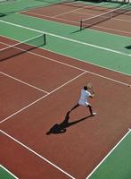 junge frau spielt tennis foto