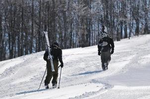 Skifahrerwanderung auf dem Berggipfel im Winter foto