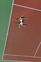 junge frau spielt tennis foto